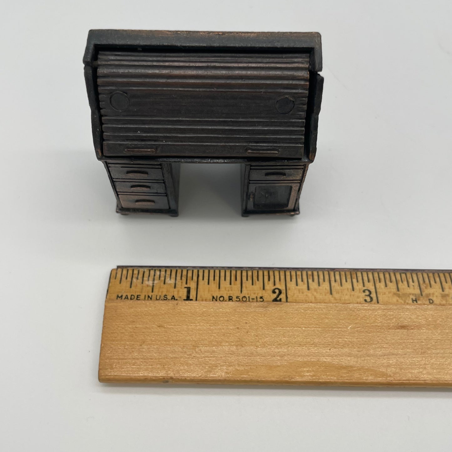 Lot of 4 Pieces of Metal Dollhouse Furniture (Item Number 0201)