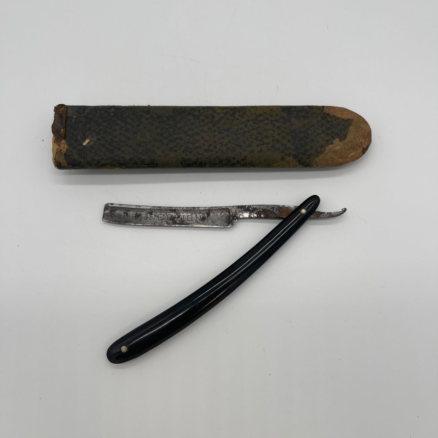 Straight Razor in Case (Item Number 0022)
